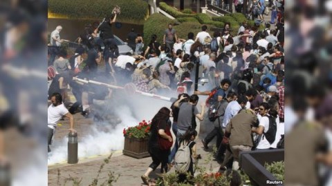 Türkiyədə qarşıdurma pik həddində - Polis Taksim meydanına daxil oldu