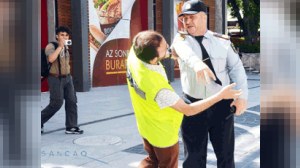 Jurnalisti döyən polis işdən qovuldu - VİDEO