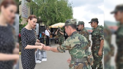 Qənirə Paşayeva əsgərləri ziyarət edib