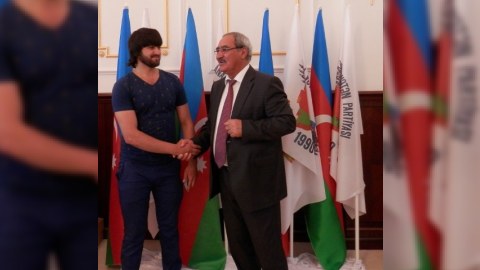 Fəzail Ağamalı qadın və gənclərə vəsiqə payladı – FOTO