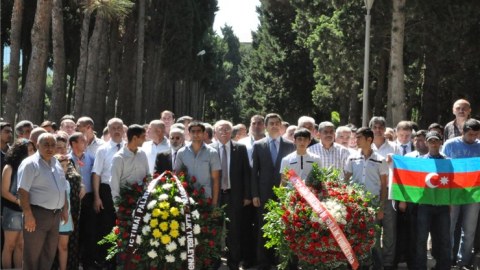Müxalifət liderləri Elçibəyin məzarı ziyarət etdi - FOTOLAR