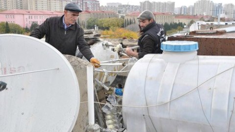 Bakıda binaların damlarındakı su çənləri söküləcək