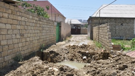Bakıda su kəməri partladı, evləri su basdı - FOTOLAR