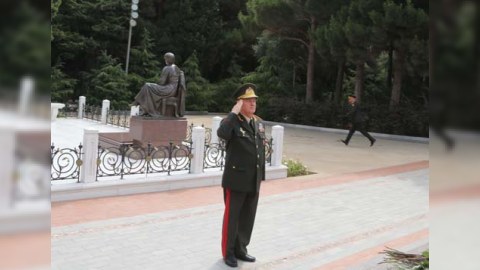 Müdafiə Nazirliyinin şəxsi heyəti Fəxri və Şəhidlər xiyabanlarını ziyarət edib 