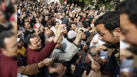 Misir hadisələri gərginləşir - 10 nazir, 8 deputat istefa verib
