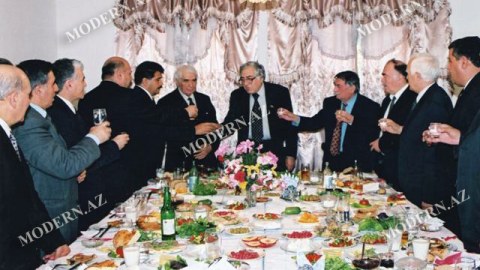 Bir şəklin tarixçəsi: Elşad Abdullayev Bakıda - “Duraq, bir “pənco-pənco” vuraq” 
