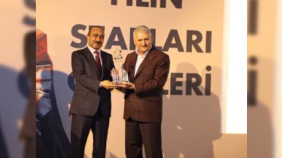İlham Əliyevin mükafatı Əli Həsənova təqdim edildi
