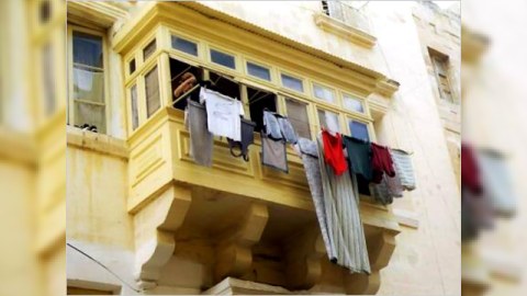 Sakinləri balkonlardan asılan paltarlara görə cərimələyirlər