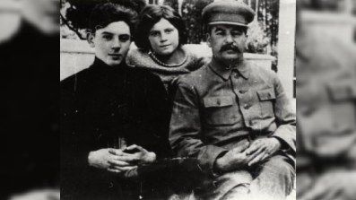 Stalinin müəllimə məktubu: “Üzr istəyirəm. Sırtıq və vəhşi oğluma görə” - TARİX 