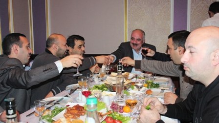 Parlament jurnalistlərinin istirahət planları: “Cavanlar” kəndə getmək istəmir - SORĞU