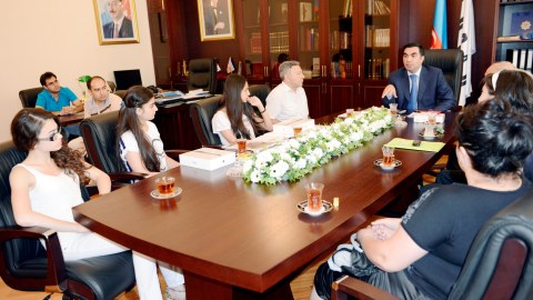 Elmar Qasımov yüksək bal toplayanlara iPad bağışladı - FOTO