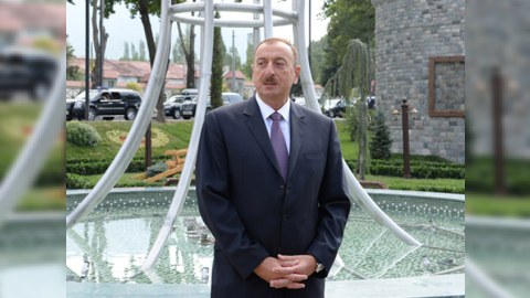 Prezident məmurlara barmaq silkələdi: “Özlərini apara bilmirlər”
