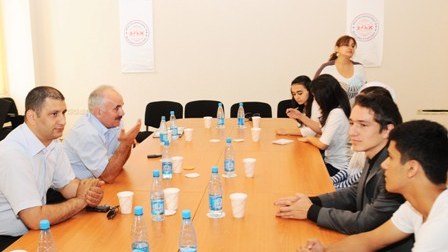 Jurnalistlər 700 bal toplayan abituriyentlərlə görüşüb - FOTO
