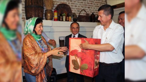Azərbaycanlı jurnalist Özbəkistanda mükafatlandırıldı - FOTO