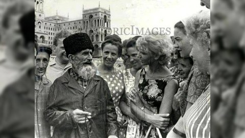 Bir şəklin tarixçəsi: Ağsaqqala hayıl-mayıl olan xanımlar...