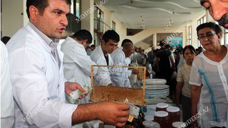 Bal yarmarkasında əsl arıçı alverçilərə sataşdı... - REPORTAJ