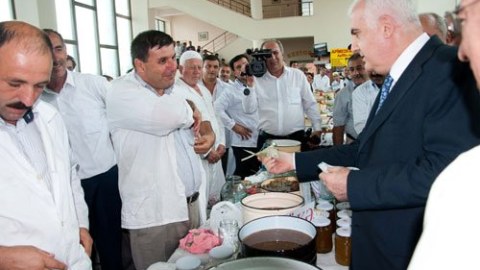Yarmarkaya xəlvət gedən nazir İsmət Abbasov bal aldı - FOTOLAR