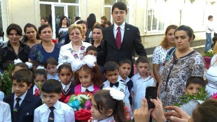 Deputat orta məktəbdə dərs keçdi - FOTOLAR