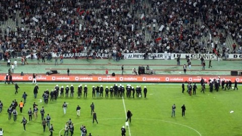 "Beşiktaş" - "Qalatasaray" oyunu yarımçıq qaldı - DAVA-DALAŞ