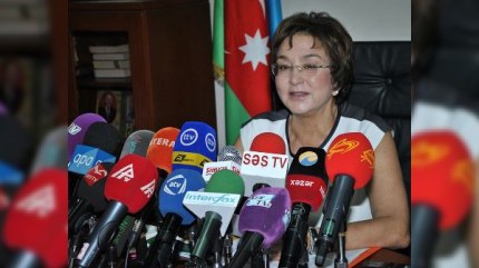 Məleykə Abbaszadə jurnalistləri mükafatlandırdı