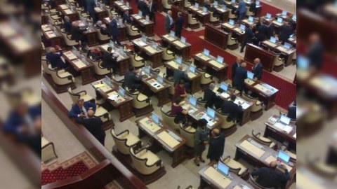 Prezidentliyə namizəd deputatlar Milli Məclisin iclasına gəlmədilər