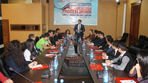 Gənclər vətəndaş cəmiyyəti quruculuğunu müzakirə ediblər