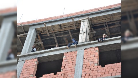 Bakıda ailəvi intihar cəhdi - ana öz uşaqları ilə özünü çoxmərtəbəli binadan atmaq istəyib