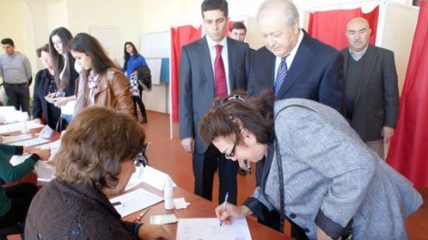 Azərbaycanın eks-prezidenti səs verib - FOTOLAR