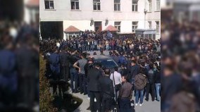 “Tələbələr elə başa düşüb ki, test üsulu ləğv olunacaq” - Aksiya keçirilən universitetdən İZAHAT