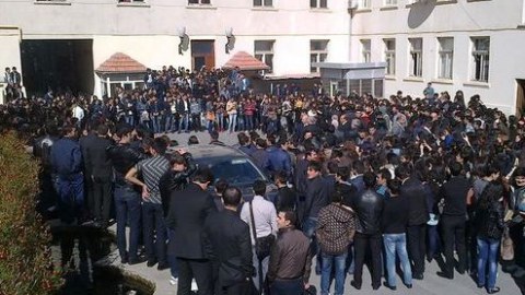 Eks-deputat Pedaqoji Universitetin etirazçı tələbələrinin müdafiəsinə qalxdı 