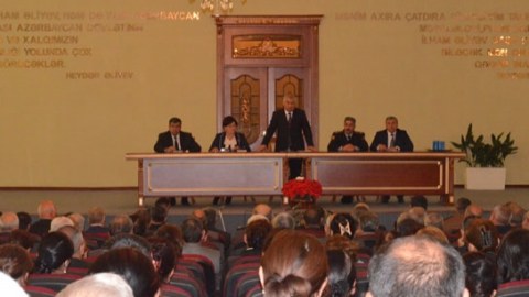 İcra başçısı Bakı və Sumqayıtda köçkünlərlə görüşüb 