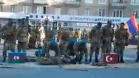 Erməni əsgərlərdən Azərbaycan və Türk bayraqlarına həqarət - VİDEO