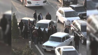 Yol Polisi Bakıda uşaqları ölümün içinə atdı