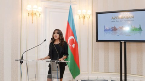 Mehriban Əliyeva Parisdə açılmış sərgidə- FOTOLAR