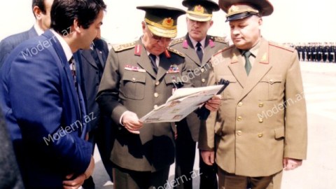 Bir şəklin tarixçəsi: İki generalın qürubu - Zəfər paradını əldən verən Əbiyev və həbs olunan Karadayı