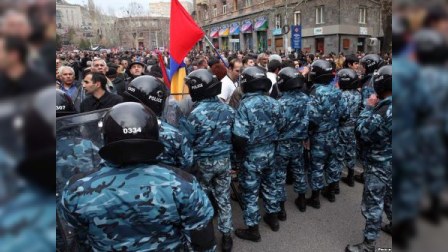 Yerevanda etirazçılarla polis arasında dava gedir - YENİLƏNİB