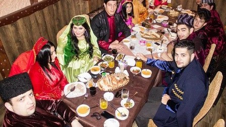 Gənc  fəallar milli geyimdə Bakı küçələrinə çıxdılar- FOTOLAR