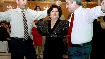 Yerevanda Sərkisyan alçaq, Ermənistan nökər adlandırıldı