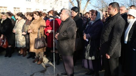 Elmar Vəliyev xəstə anaya 2000 manat yardım etdi