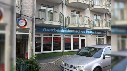 Almaniyada ermənilər hər gün Azərbaycan bayrağının altndan keçir