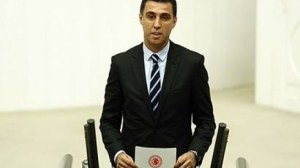  Məhşur futbolçunun parlamentdəki səlahiyyəti əlindən alındı