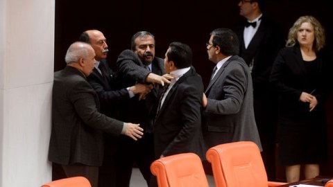 Türkiyə parlamentində dava - FOTO