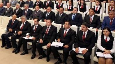 Məmur geyimi - deputatlar qalstuk istisna olmaqla ciddi geyimin əleyhinə deyil 