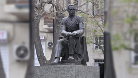 Başı tərsinə döndərilən, uçurdulan, yəhudi əl işi - “Mirzə Fətəli Axundzadə” heykəli - LAYİHƏ