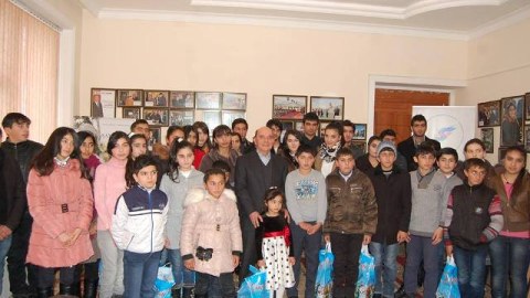 Deputat Elxan Süleymanov özünün təsis etdiyi təqaüdü tələbələrə verib - FOTO