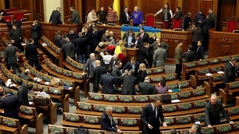 Müxalifət parlamentin tribunasını mühasirəyə aldı