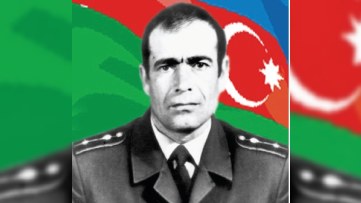 Milli Qəhrəmanin portreti önündə reklam fasiləsi...
