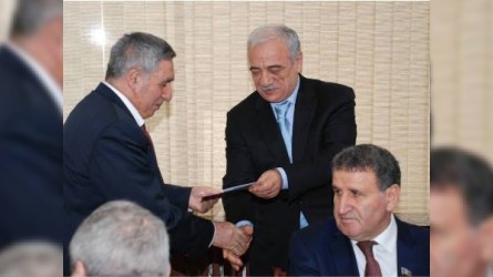 Səttar Mehbalıyev Ədəbiyyat İnstitutunun əməkdaşlarına pul mükafatları verdi