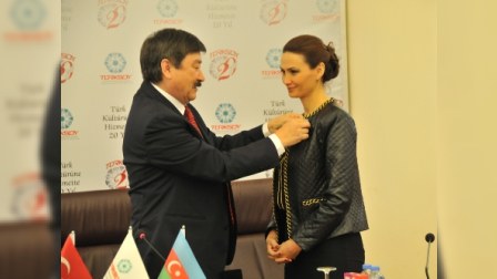 TÜRKSOY Qənirə Paşayeva və nazir müavininə medal verdi