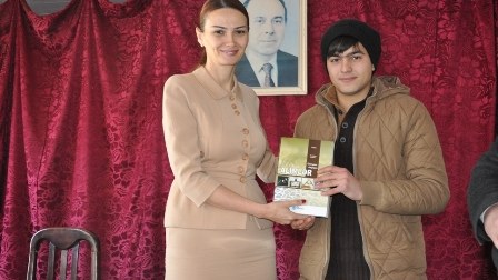 Millət vəkili orta məktəbi yüksək qiymətlərlə oxuyan gənclərlə görüşüb